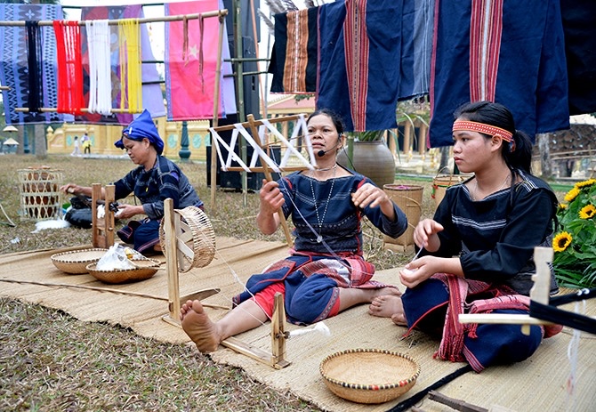  Trình diễn nghề dệt của dân tộc Ba Na tại Làng